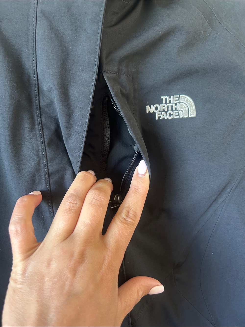 The North Face Black Women’s Waterproof Hooded Shell Jacket - Picture 2 of 9